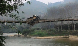 Xe tải trượt bánh lơ lửng giữa cầu treo: Xe không quá tải trọng